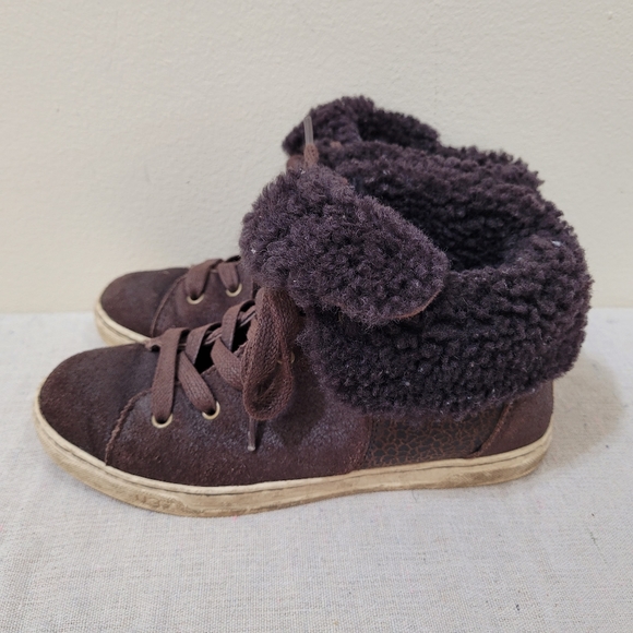 UGG shoes youth size 5 - Picture 3 of 9